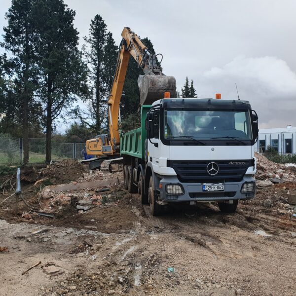 Bager utovara otpad na kamion