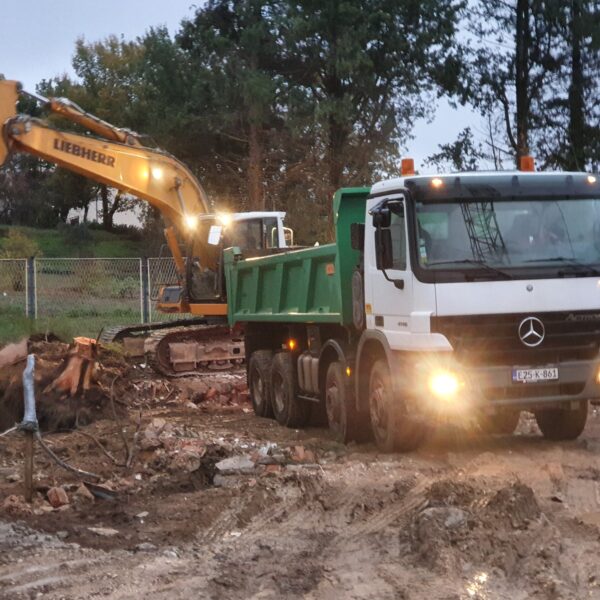 bager utovara kamion