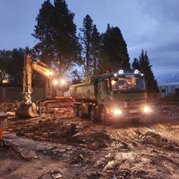 bager utovara kamion