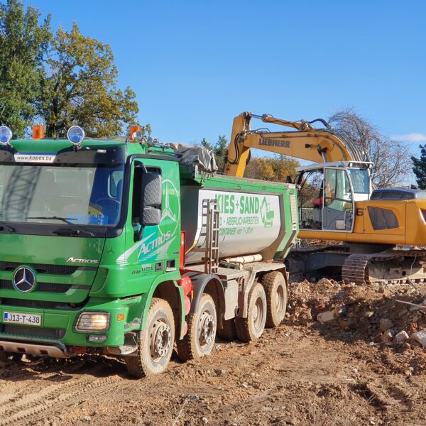 bager utovara kamion