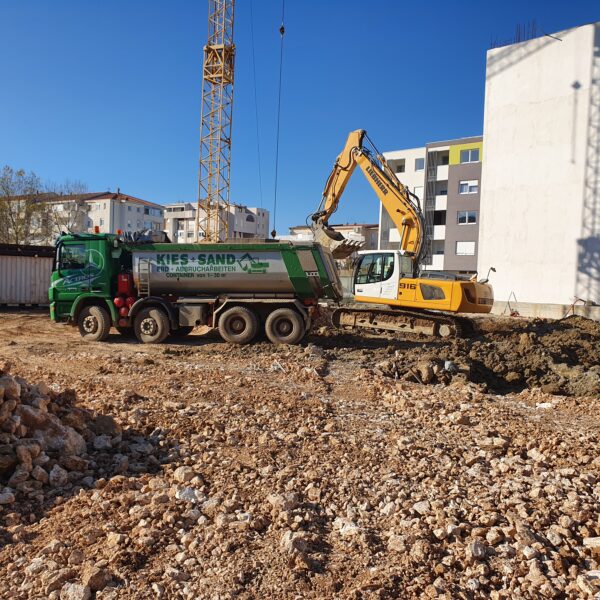 bager utovara kamion