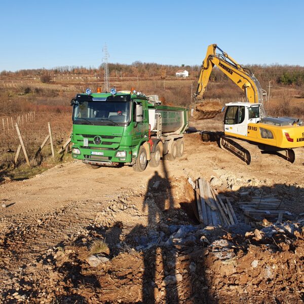 Bager utovara kamion