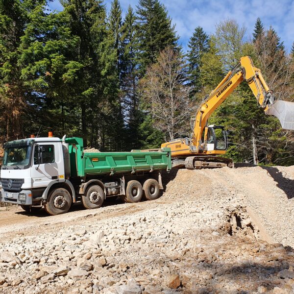 Bager utovara kamion