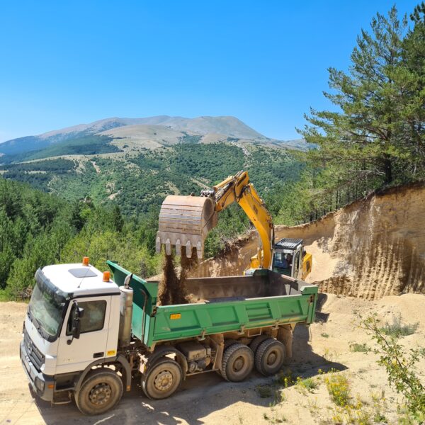 Bager utovara kamion