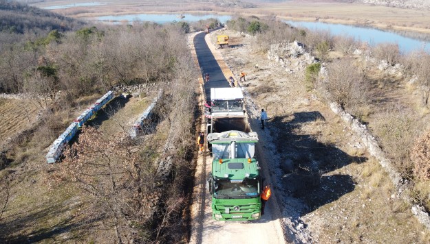 Usluge_1 kamion na cesti